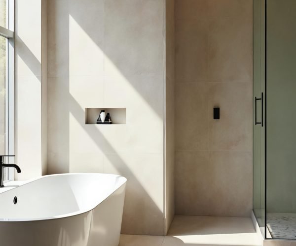 Baño de diseño minimalista con paredes y suelo de microcemento color arena.